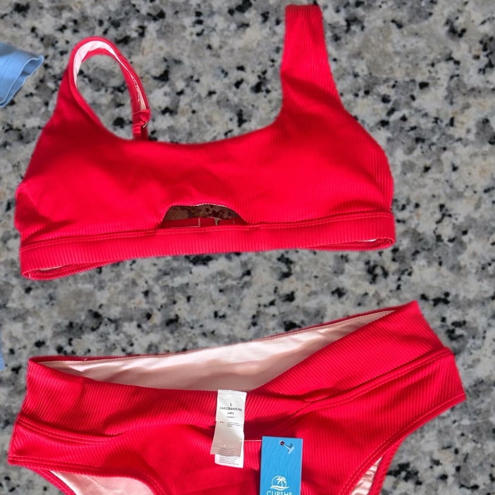 Red Cupshe swimsuit set bikini/ bottoms. Size large